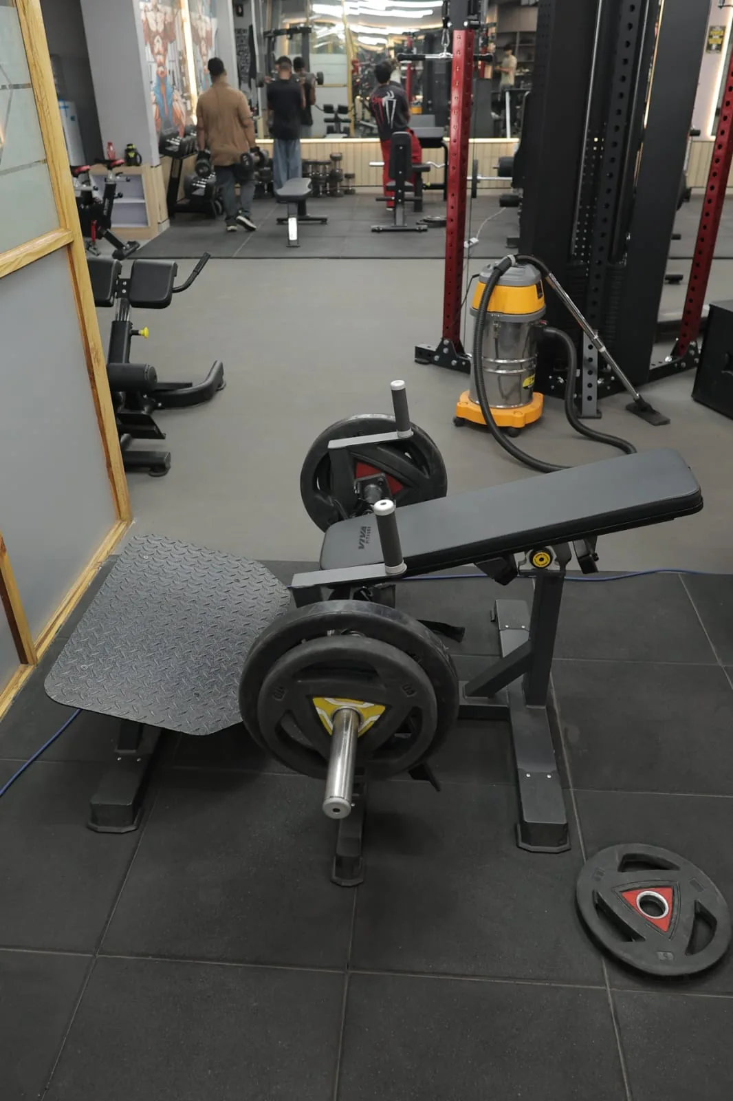 Free-motion strength machine on the floor
